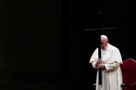 En plaza desértica del Vaticano, el papa dirige 'víacrucis de los niños'