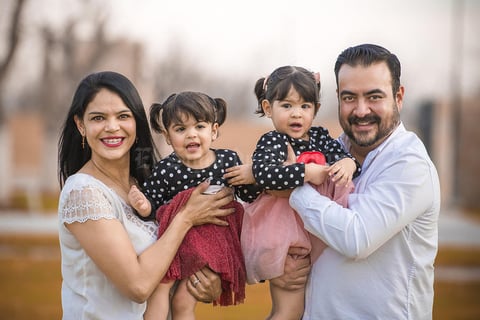 04042021 Luciana y Constanza Venegas Jiménez celebrando sus 2 años de edad junto a sus papás Jesús Venegas Batres y Ana Karina Jiménez de Venegas.
