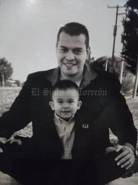 05042021 Sesión fotográfica de Carlos Álvarez y su hijo Carlos Gael Álvarez.