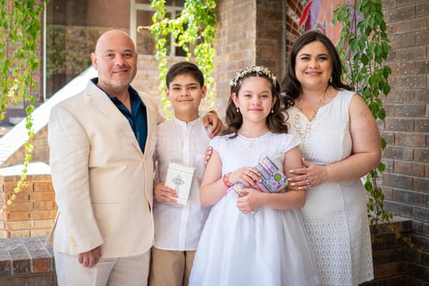 04042021 Primera comunión de Ana Isabel y Leonardo Morán Villarreal, acompañados de sus padres, Marco Antonio Morán Pérez y Ana Lucia Villarreal Torres.