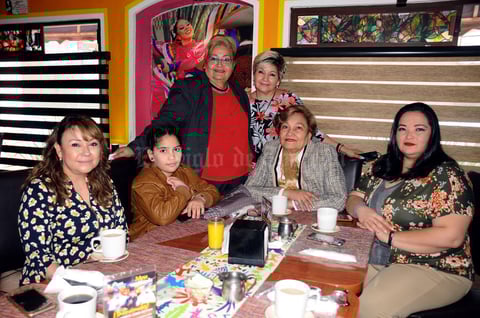 07042021 Isabel Segovia, Maribel Alvarado, María Isabel Martínez, Flor García, Anilú Segovia y Rosa Margarita Segovia.