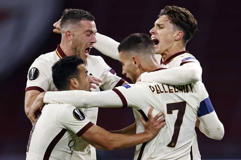 Lorenzo Pellegrini y Roger Ibáñez remontaron el marcador ante el Ajax 