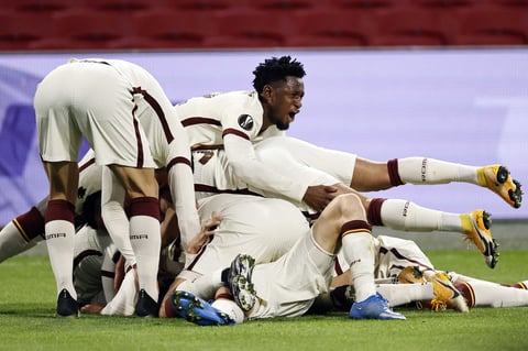 Lorenzo Pellegrini y Roger Ibáñez remontaron el marcador ante el Ajax 