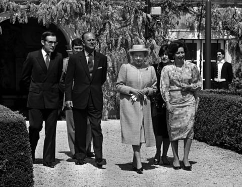 El príncipe Felipe, esposo de la reina Isabel II y padre de sus cuatro hijos, estuvo casado con ella más de 73 años, y aunque como consorte de la soberana no tenía un rol constitucional, nadie fue tan importante como él en la vida de la monarca.