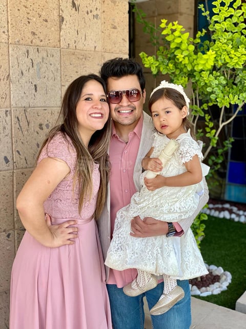 09042021 La pequeña Natalia junto a sus padres, Luis y Verónica.