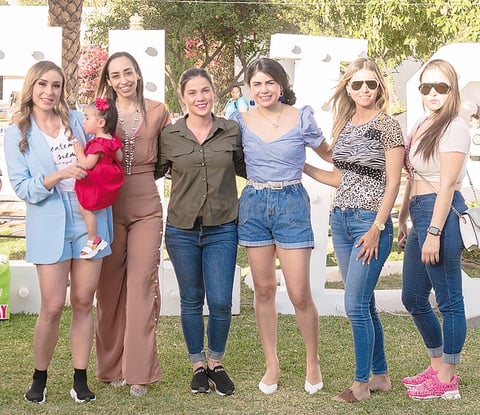 Invitadas acompañando a Elisa en su cumpleaños.