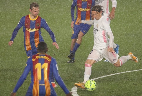 Real Madrid, líder provisional de LaLiga tras imponerse a la lluvia y al Barcelona