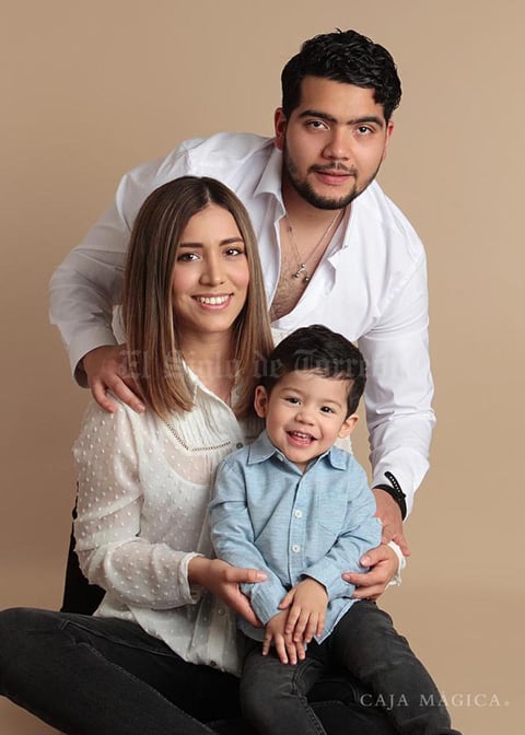 11042021 Adriana Quiroz Treviño y Javier Rodríguez Castruita, en una sesión fotográfica con  su hijo.