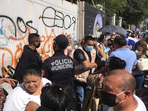 Caos en último día de vacunación antiCOVID para adultos mayores de Torreón