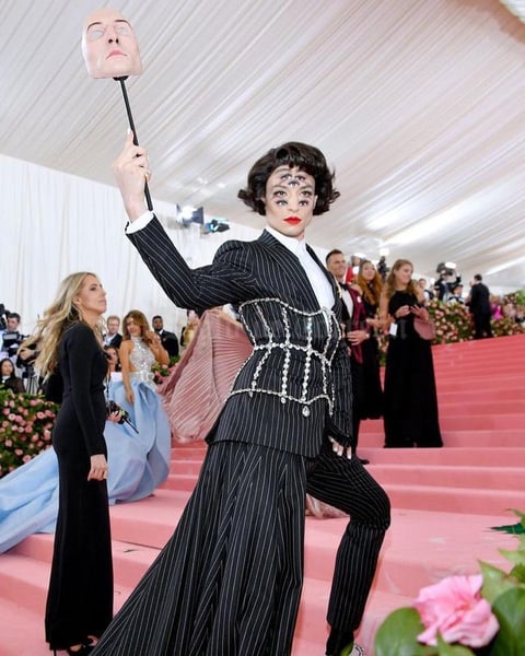 13042021 ICÓNICO.   Las excéntricas caracterizaaciones de Ezra Milller lo han llevado a volverse un destacado fashion icon.