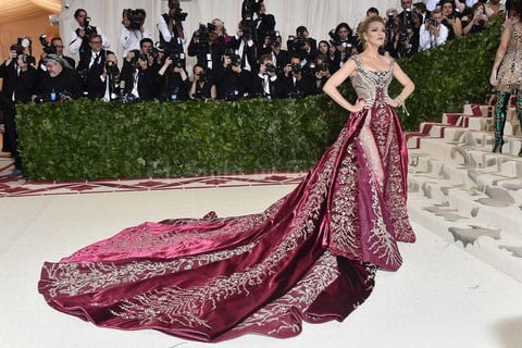 13042021 SOBRESALE.   Una de las apariciones más destacadas de los últimos años, fue la de Blake Lively en el año 2018 luciendo un vestido color rojo quemado.
