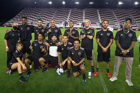 Entre los jugadores de este particular partido estaban los integrantes del cuarteto Piso 21, Sky Rompiendo, Llane, Julián Turizo, Tostao y Feid, todos ellos