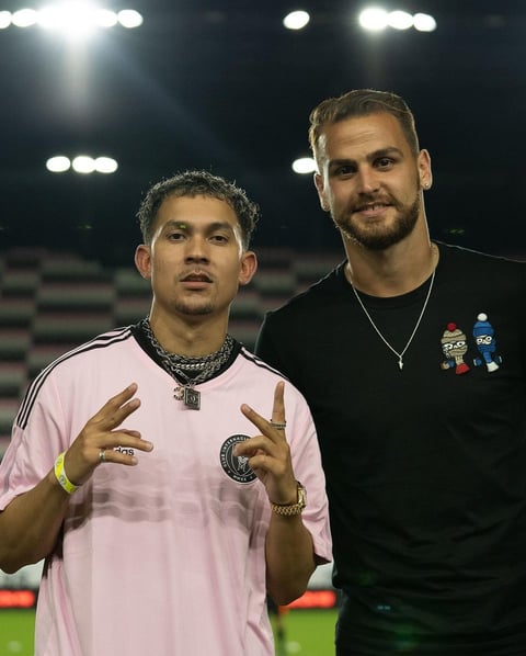 Entre los jugadores de este particular partido estaban los integrantes del cuarteto Piso 21, Sky Rompiendo, Llane, Julián Turizo, Tostao y Feid, todos ellos