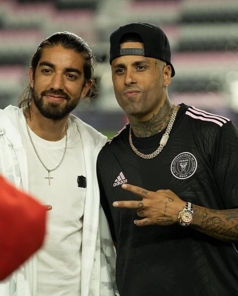 Entre los jugadores de este particular partido estaban los integrantes del cuarteto Piso 21, Sky Rompiendo, Llane, Julián Turizo, Tostao y Feid, todos ellos