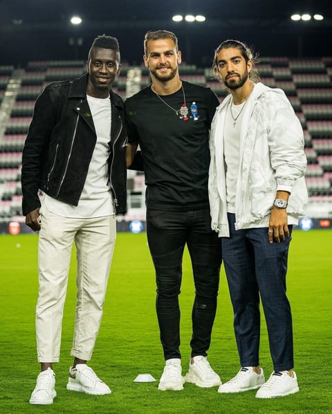 Entre los jugadores de este particular partido estaban los integrantes del cuarteto Piso 21, Sky Rompiendo, Llane, Julián Turizo, Tostao y Feid, todos ellos