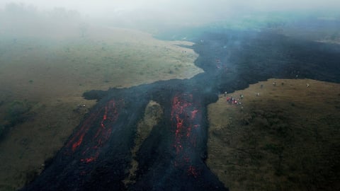 Acecha lava del volcán Pacaya de Guatemala a comunidades