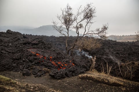 Acecha lava del volcán Pacaya de Guatemala a comunidades