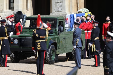 La ruta del cortejo fúnebre estuvo delimitada por personal de la Fuerza Naval, los Marines reales, de los Highlanders, el Cuarto Batallón del Real Regimiento de Escocia, y las Fuerzas Aéreas (RAF) y se escucharon salvas de cañón a cargo de la Artillería montada a caballo de las Tropas del Rey y sonido de campana.