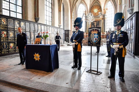 A la llegada del cortejo a la capilla de San Jorge, el vehículo fúnebre fue recibido por un guarda de honor y una banda militar del llamado Regimiento de los Rifles, que interpretó el himno nacional.
