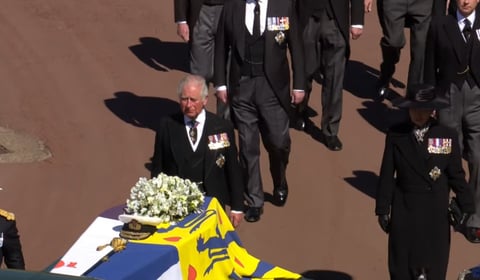 La ruta del cortejo fúnebre estuvo delimitada por personal de la Fuerza Naval, los Marines reales, de los Highlanders, el Cuarto Batallón del Real Regimiento de Escocia, y las Fuerzas Aéreas (RAF) y se escucharon salvas de cañón a cargo de la Artillería montada a caballo de las Tropas del Rey y sonido de campana.