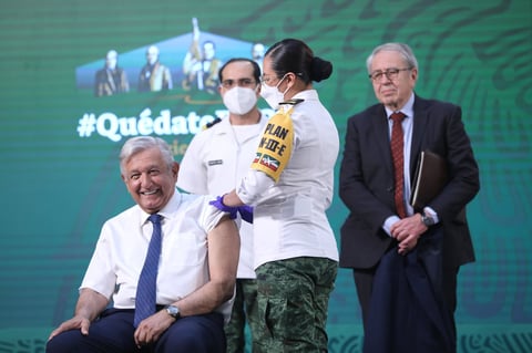 Presidente de México llama a la población a confiar en la inmunización al recibir la dosis de AstraZeneca contra el COVID-19
