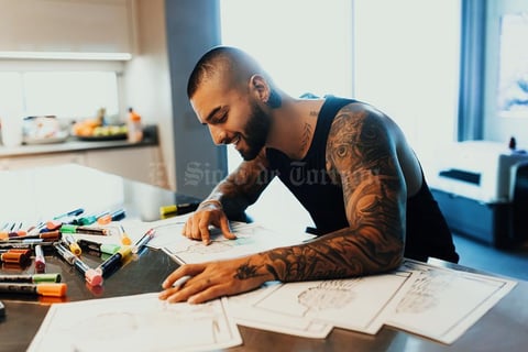20042021 El cantautor colombiano durante el proceso de creación de los diseños de su colección 'Maluma X Balmain' inspirada en el Miami de la década de los 90.