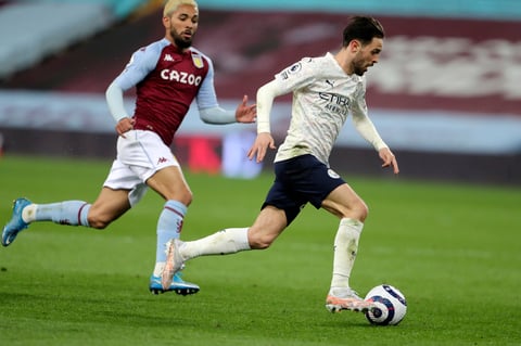 Manchester City resiste ante Aston Villa, un paso más hacia el título de la Premier