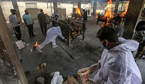 La oleada de casos en la India está contribuyendo a un alza de infecciones a nivel mundial debido a que muchos lugares están registrando crisis cada vez más profundas, como Brasil y Francia, provocadas en parte por las variantes nuevas y de mayor propagación, incluida una detectada en primera instancia en la India.