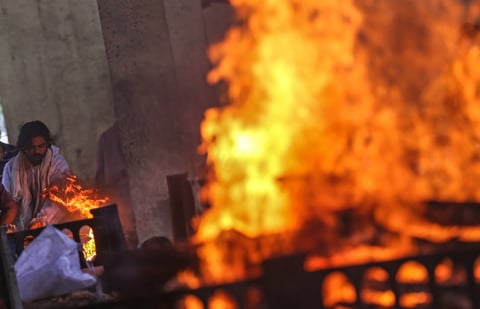 Creman cuerpos de víctimas COVID-19 al aire libre en la India