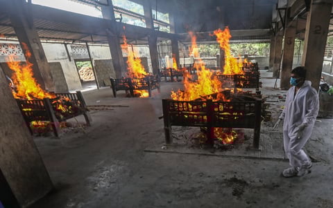 Creman cuerpos de víctimas COVID-19 al aire libre en la India