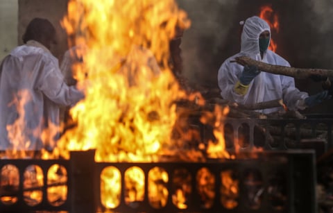 Creman cuerpos de víctimas COVID-19 al aire libre en la India