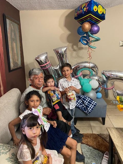 23042021 Cumpleaños del señor Javier junto a sus nietos.