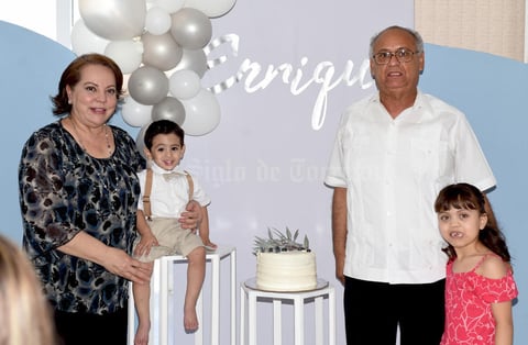 24042021 Los abuelos Magdalena Valdivia Vallejo, Juan Antonio Talamantes Ramírez y Regina