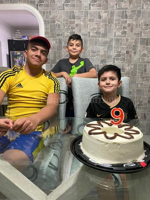 24042021 El niño Gael Arias Machado, celebrando su cumpleaños número 9 con su familia y primos Raúl y Matías.
