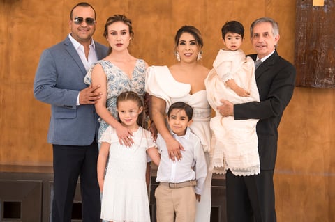 Bautizo de Eugenio Espinosa Salazar, junto a sus padres, Raúl Espinosa Frías y Alondra Salazar Martínez, y su hermano, Lorenzo Espinosa Salazar. Los acompañan los padrinos Alejandra Urby Castro y Fermín Cuellar Muller, junto a la pequeña Elisa.