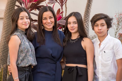 Marthita Fahur Ávalos celebrando junto a su mamá, Martha Ávalos y sus hermanos, Marisofi y Salim Fahur Ávalos.