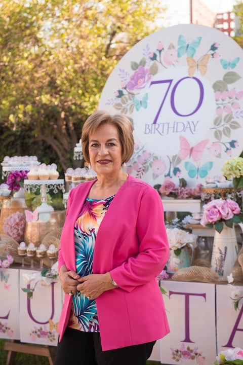 Señora Lupita Leal de Gutiérrez celebrando su cumpleaños número 70.