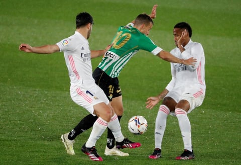 Andrés Guardado sostiene al Betis en empate ante Real Madrid