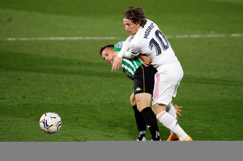 Andrés Guardado sostiene al Betis en empate ante Real Madrid