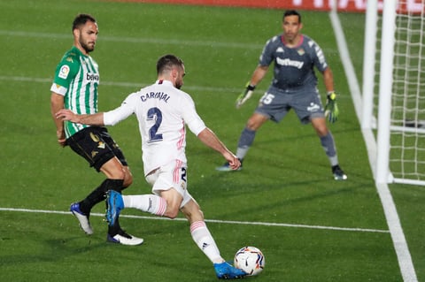 Andrés Guardado sostiene al Betis en empate ante Real Madrid