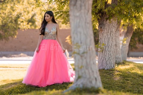 25042021 Alina Gómez Martínez, en una sesión fotográfica por sus quince años.