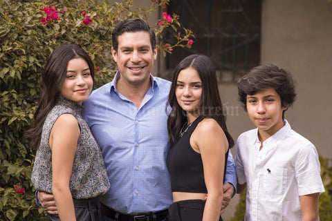 25042021 Cumpleaños Marthita Fahur Ávalos, acompañada de su papá, Salim Fahur, y sus hermanos, Marisofi y Salim Fahur Ávalos.