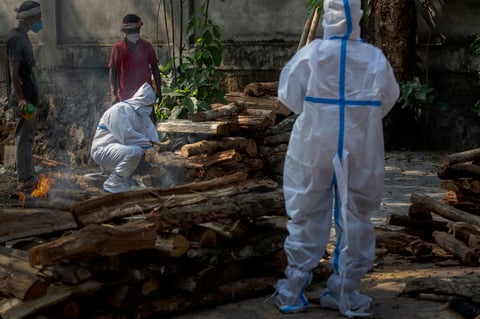 Entretanto prosigue la campaña global de vacunación, con más de 1.040 millones de dosis administradas en todo el mundo, siendo India precisamente uno de los países que más ha inoculado (142 millones, sólo por detrás de los 230 millones de EE. UU. y los 227 millones de China).