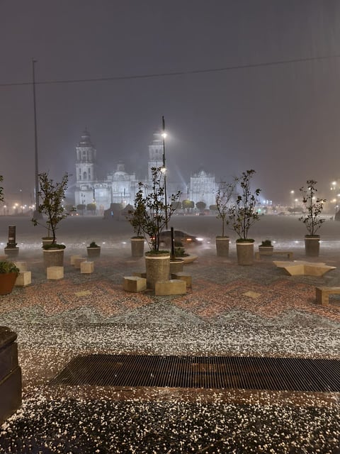 Granizo sorprende a la Ciudad de México y la cubre de blanco