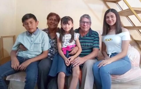 30042021 Anselmo Álvarez festejó su cumpleaños número 73 en compañía de su esposa y sus nietos.