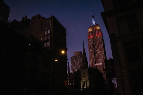 Se trata de la misma ceremonia con la que se inauguró el 1 de mayo de 1931 el edificio, visitado anualmente por unas 4 millones de personas