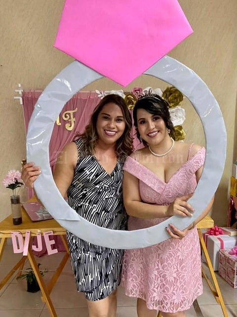 01052021 Anabel Valenzuela Reza (tía del novio) y Mary Paz Escobar Orona.