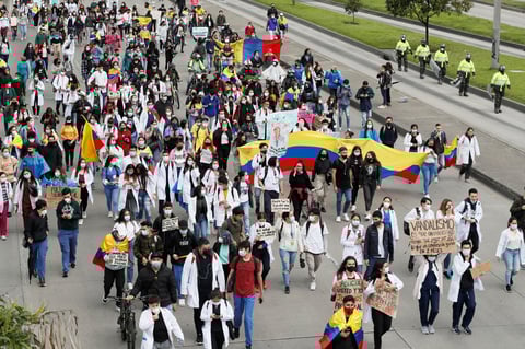 Reportan 19 muertos y cientos de heridos tras represión de protestas en Colombia