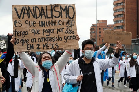 Reportan 19 muertos y cientos de heridos tras represión de protestas en Colombia