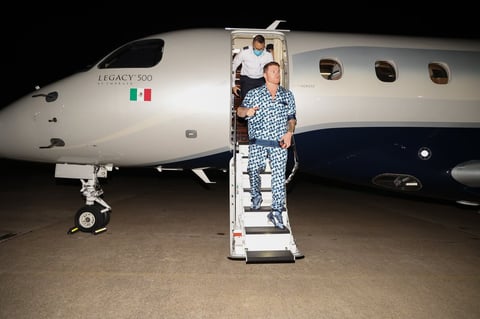 En un avión privado y ataviado con otra de sus características pijamas, el 'Canelo' llegó al sitio donde defenderá los cinturones supermedianos del Consejo Mundial de Boxeo (CMB) y la Asociación Mundial (AMB), además de que buscará el de la Organización Mundial (OMB), en poder de Saunders.